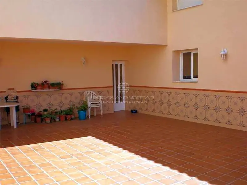Chalet en Venta en Requena 5 Habitaciones 4 Baños Jardin Piscina