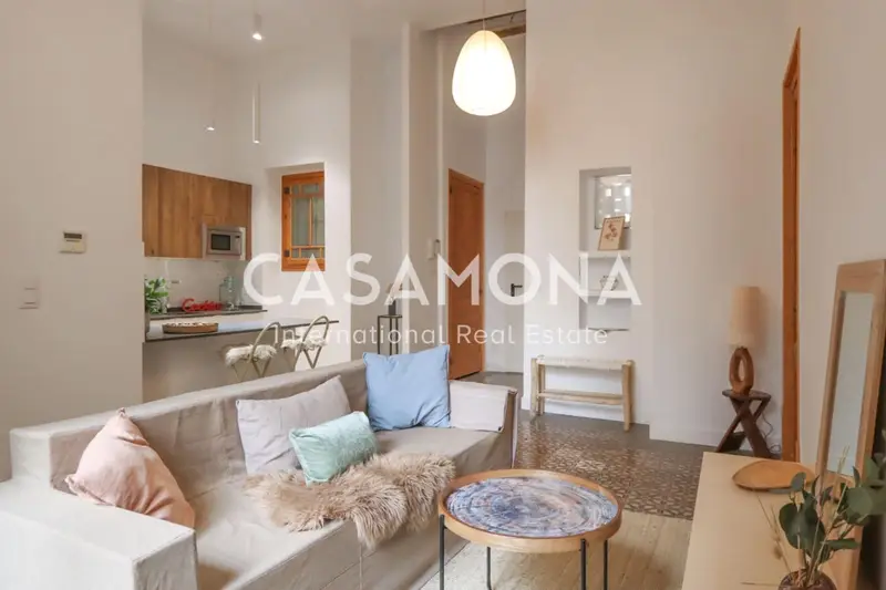 Apartamento en venta en el Gótico, Barcelona: 2 dormitorios, terraza y encanto tradicional