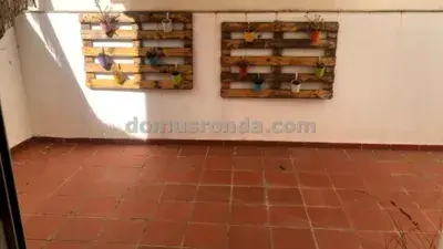Piso Reformado en Ronda Centro con Terraza y Garaje