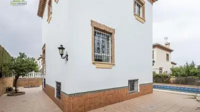 Chalet en Venta en La Zubia con Piscina y Jardin
