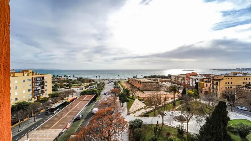 Piso en venta en Palma de Mallorca: 4 dormitorios, 2 baños, garaje, vistas a la bahía
