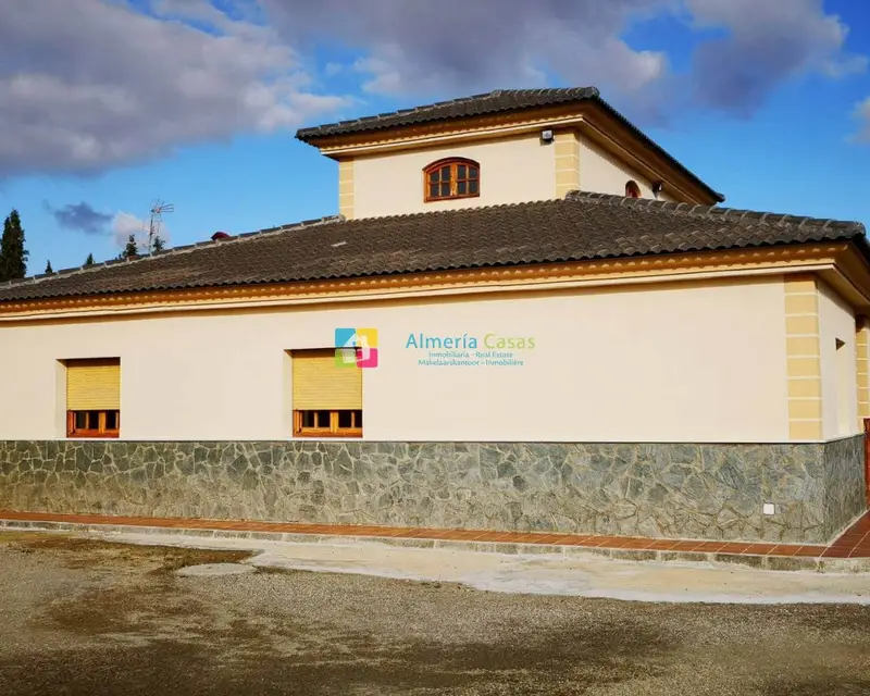 Chalet 6 dormitorios 2 baños Albox Almería Piscina Anexo
