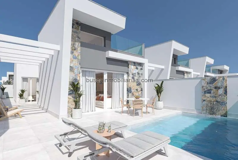 Villa de Lujo en Los Alcázares: Piscina Privada y Vistas al Mar