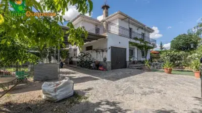 Chalet en venta con piscina y placas solares