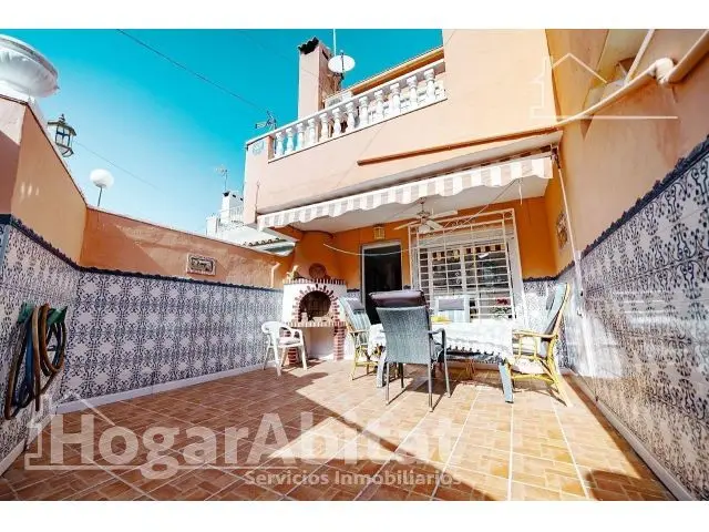 Casa con Piscina y Terrazas Cerca del Mar en Torrejon