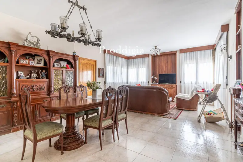 Impresionante Casa en Bellaterra con Gran Jardín y Garaje Grande