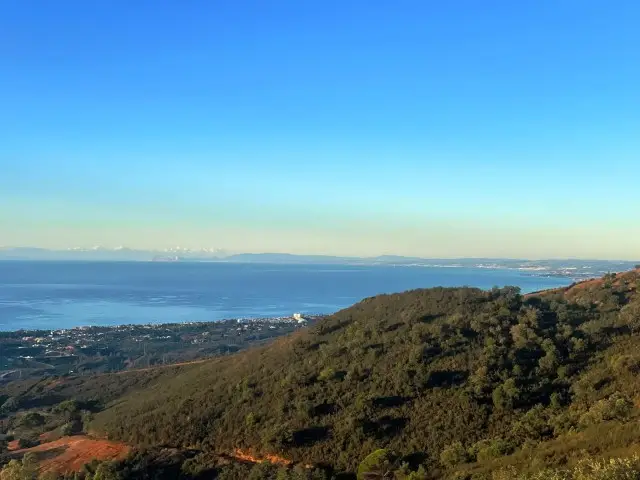 Adosado de Lujo en Elviria con Vistas Panorámicas al Mar