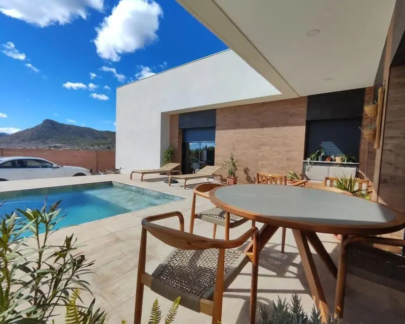 Villa Moderna en Pinoso con Piscina Privada y Placas Solares