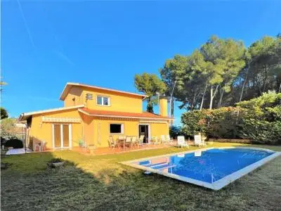 Chalet con Piscina cerca de la Playa en Torre Valentina