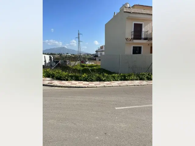 Terreno en Venta Cancelada - Casa de 3 Plantas con Jardín