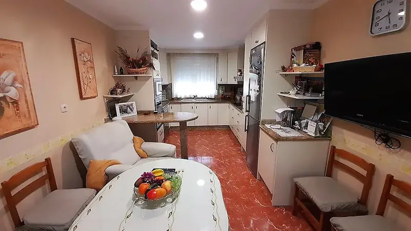 Adosado en La Roda con 6 habitaciones y 3 baños