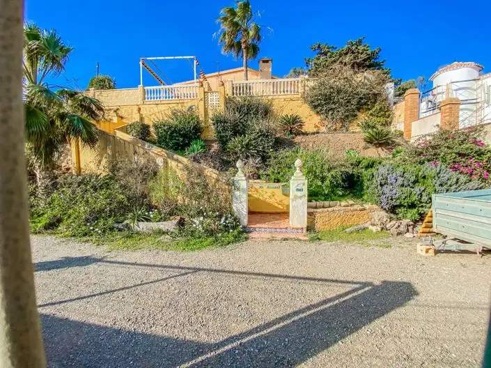 Villa de 5 Dormitorios en Benajarafe Primera Linea de Playa