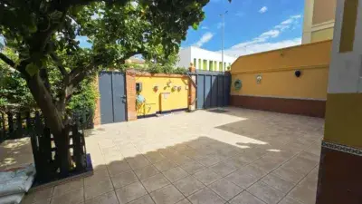 Chalet Pareado con Piscina en Bormujos