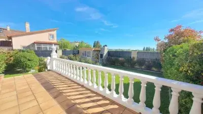 Chalet en Venta en Sotopalacios con Jardin y Merendero