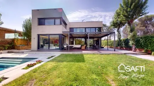Chalet Contemporaneo Golf Girona con Piscina y Jardin