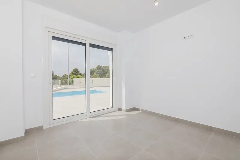 Villa en Polop con Piscina: Diseño Moderno y Vistas a la Costa