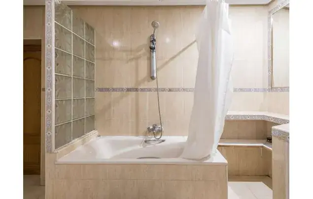 Rent a room of 200 m² in Madrid