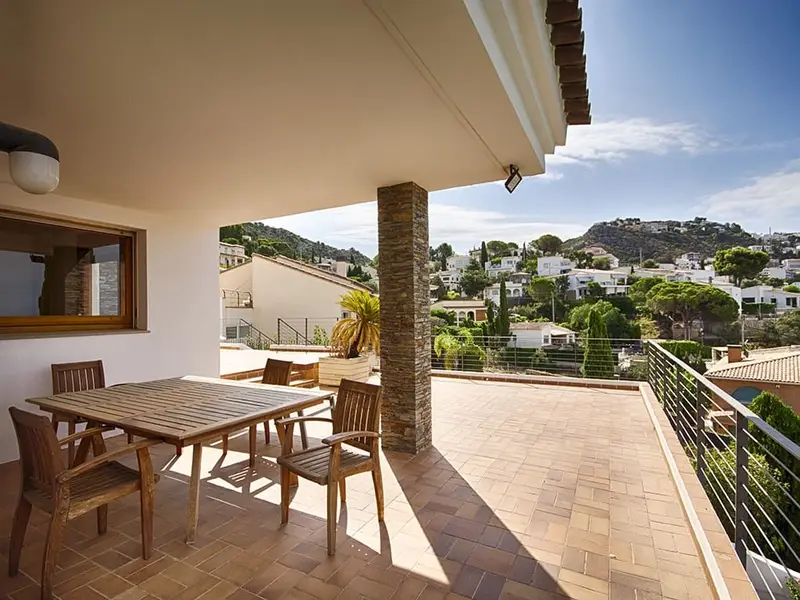 Chalet en Roses con Vistas Panorámicas y Piscina