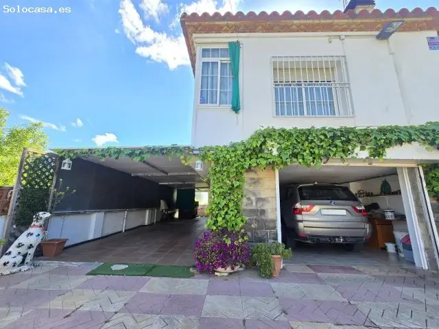 Casa familiar en Nou Canyelles con piscina y jardin