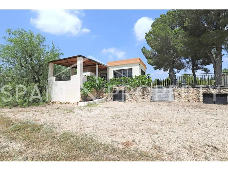 Chalet en Turís con Piscina y Amplia Parcela