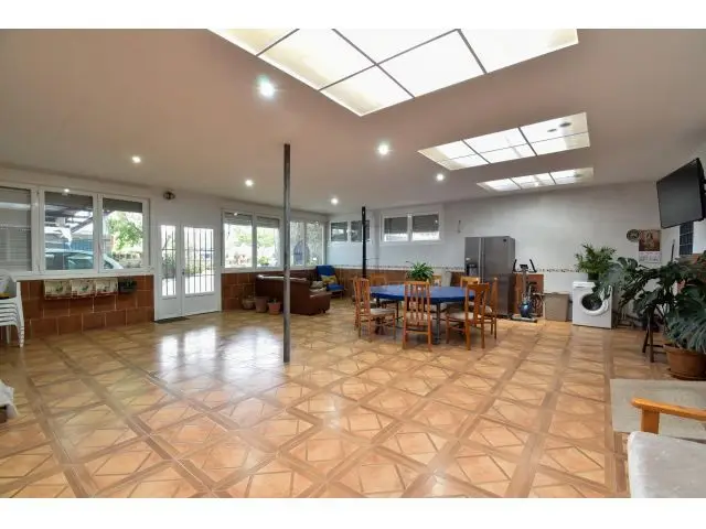 Finca Rústica con Gran Vivienda en Padul Ideal para Autosuficiencia