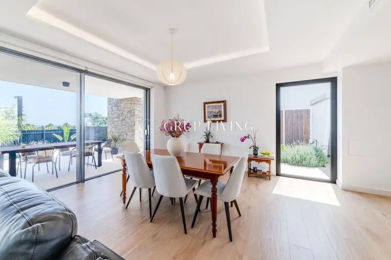 Chalet en Sitges con Piscina Climatizada y Vistas al Mar