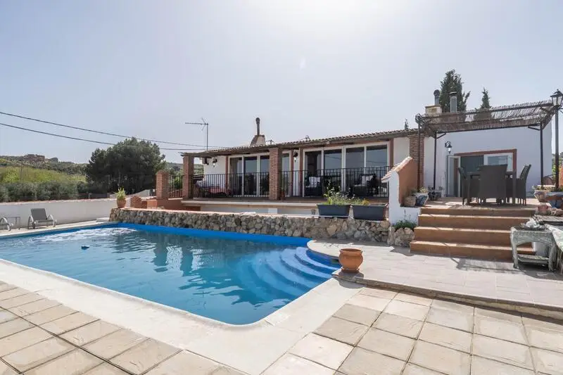 Villa de Lujo con 5 Dormitorios y Piscina en Guadix