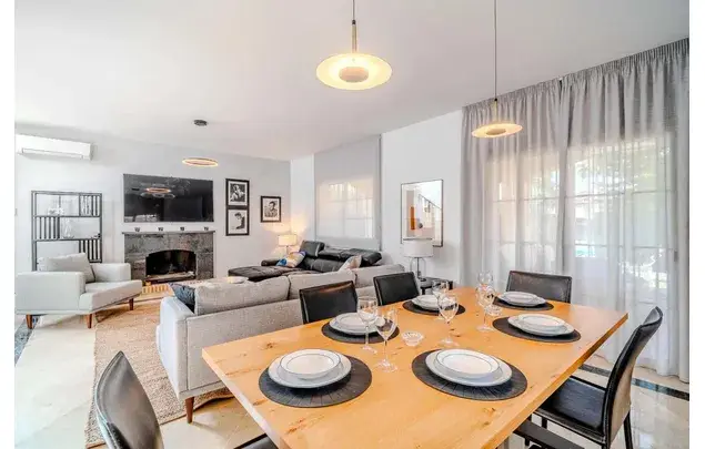 Casa en Alquiler Dos Hermanas 4 Dormitorios 256m2