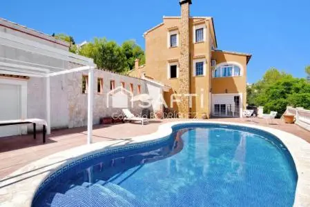 Encantadora Villa con Dos Casas en Orba