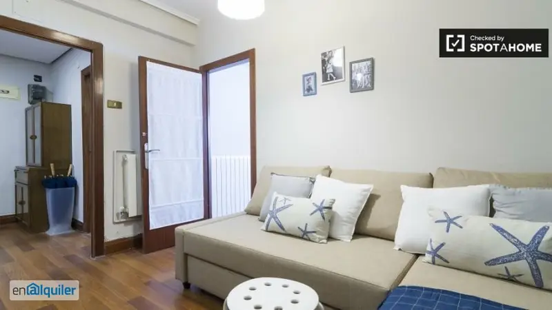 Habitación amueblada en un apartamento de 4 dormitorios en Ibaiondo,