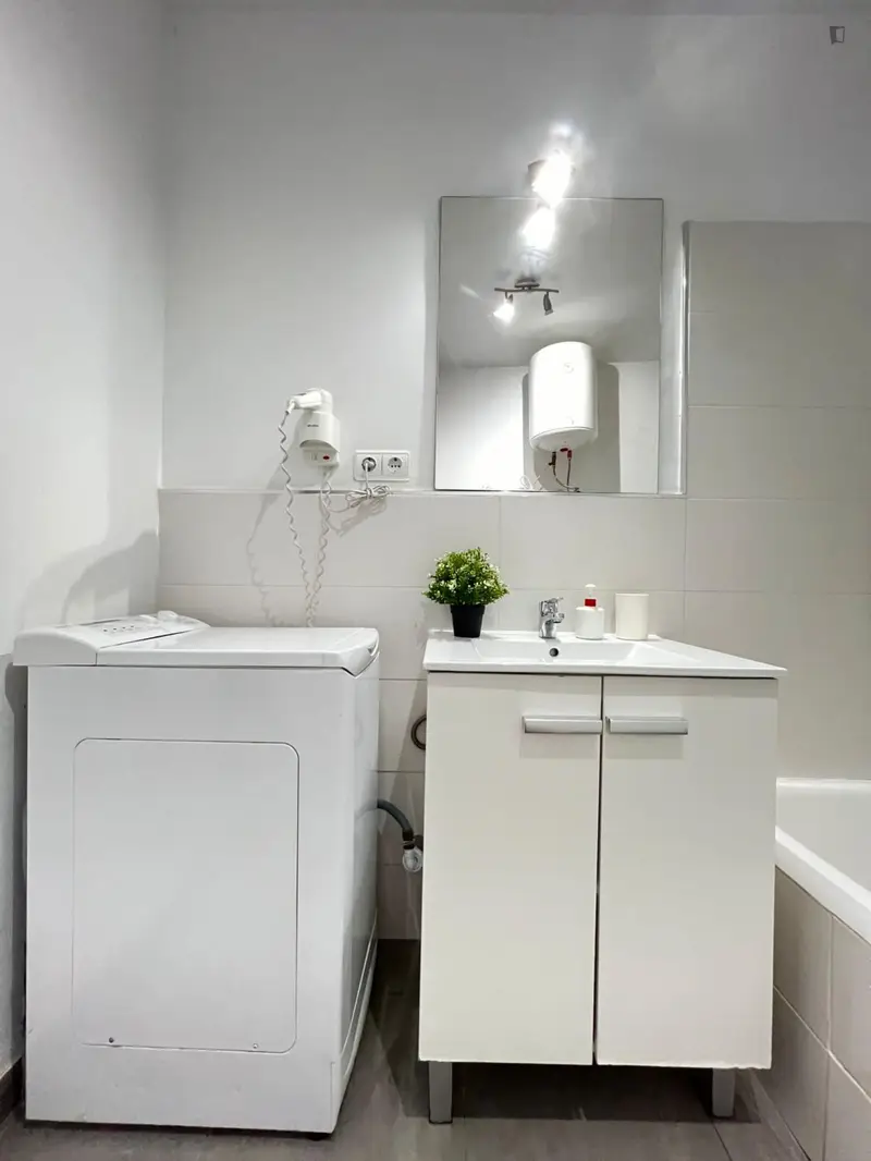 Estudio Moderno en Madrid con Wifi y Cocina Equipada