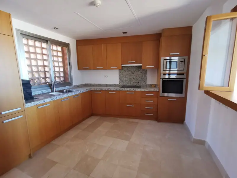 Chalet en venta en Marbella con vistas al mar y piscina