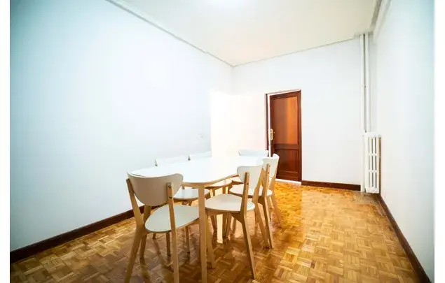 Rent a room of 130 m² in Madrid