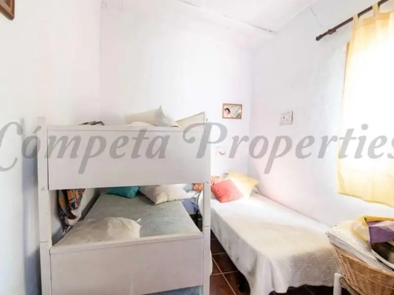 Casa de Campo con Piscina y 8000m2 de Parcela en Torrox
