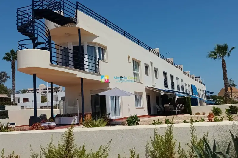 Chalet en San Juan de los Terreros con Vistas al Mar y Acceso Directo a la Playa