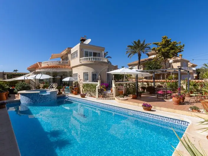 Villa en Primera Linea de Playa 3 Dormitorios Piscina Jacuzzi Estrella del Mar