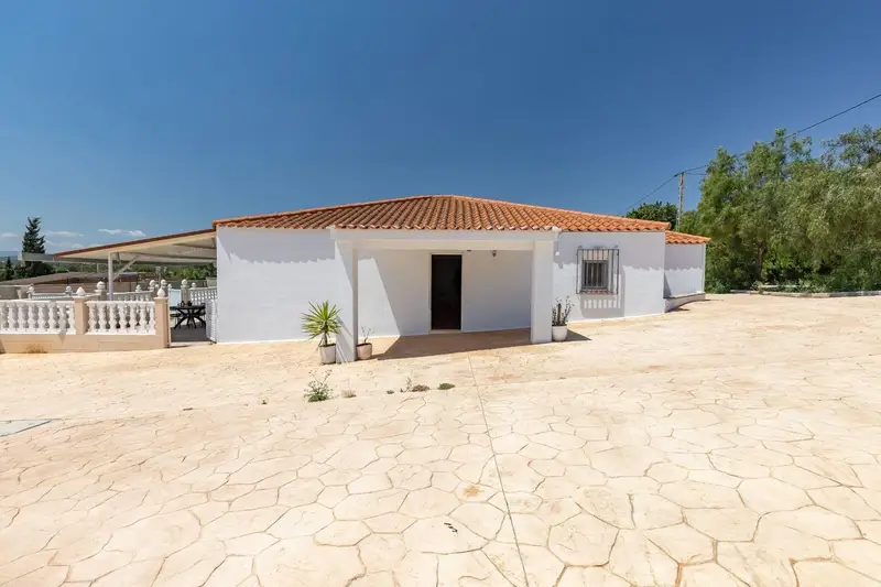 Chalet en venta en Torrent Valencia con piscina y gran jardin