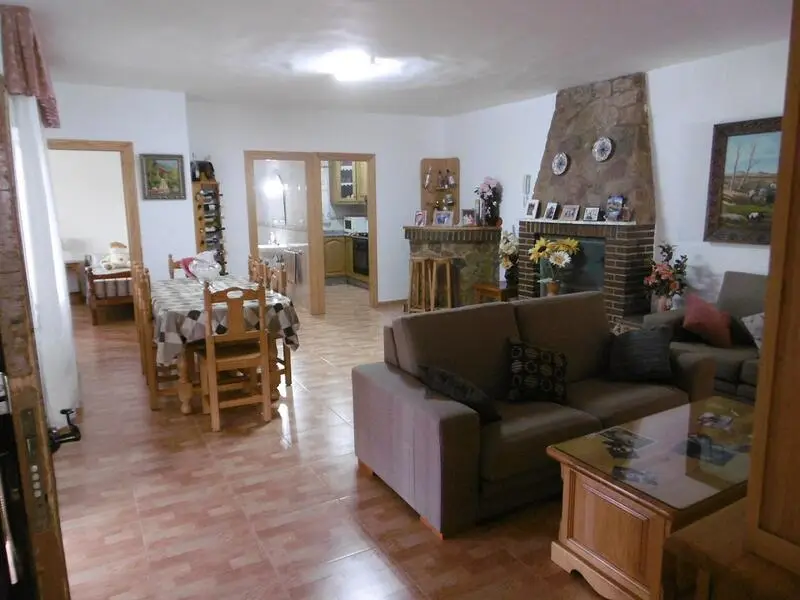 Villa con 2 Casas, Piscina y 12000m2 en Yecla