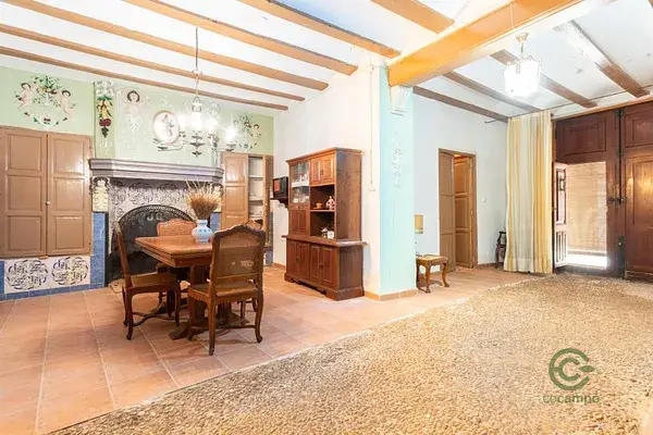 Casa de Pueblo en Chella 473m2 con Encanto y Pozo de Agua