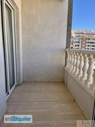 Alquiler de Apartamento 3 dormitorios, 2 baños, 0 garajes, Buen estado, en El Campello, Alicante