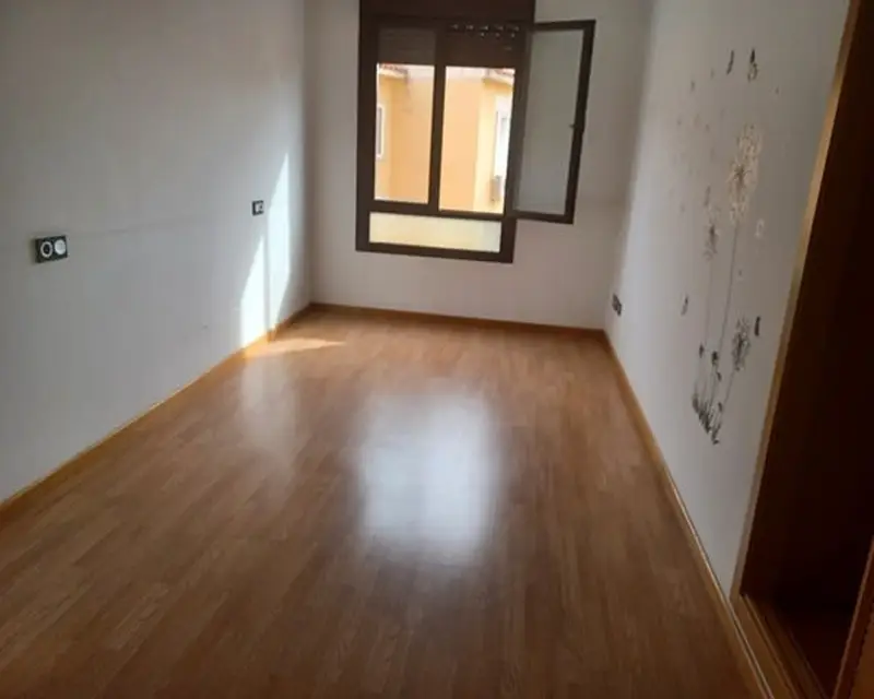 Garaje con 2 habitaciones y 2 baños en Ocaña