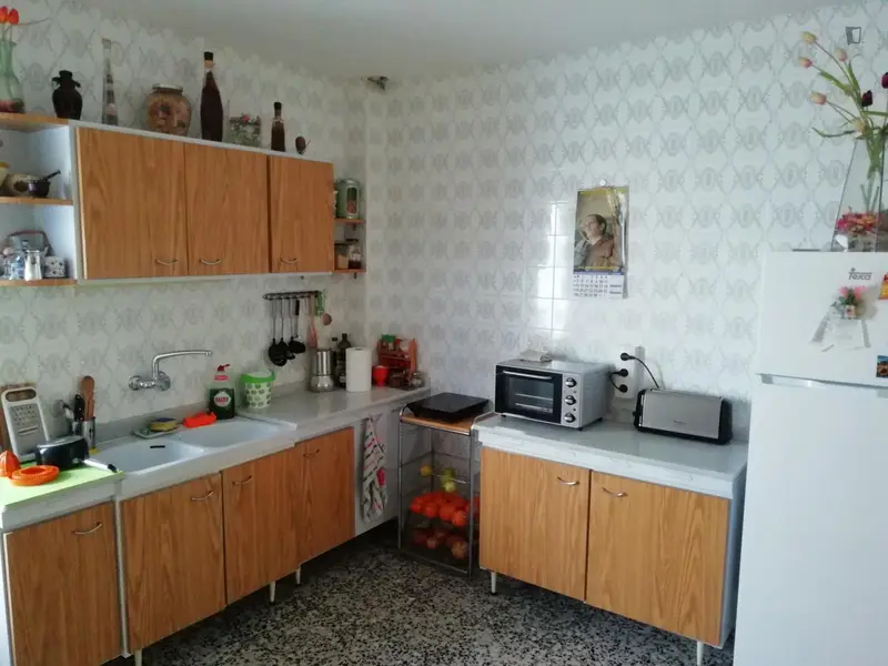 Habitacion individual con escritorio y TV en Alicante