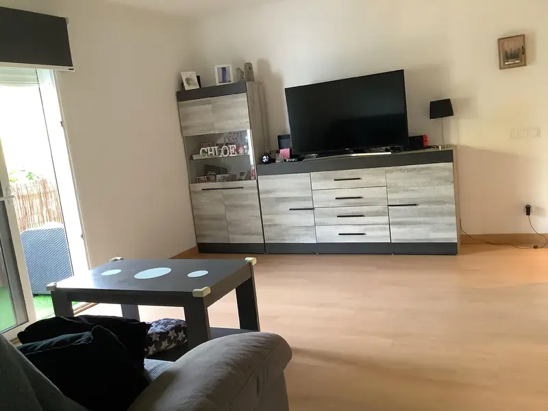 Piso Reformado en Zona Comercial con Terraza y 3 Habitaciones
