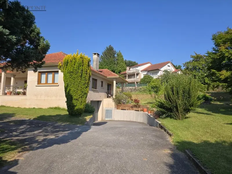 Casa en Venta Mourente Pontevedra Amplia con Jardin y Garaje