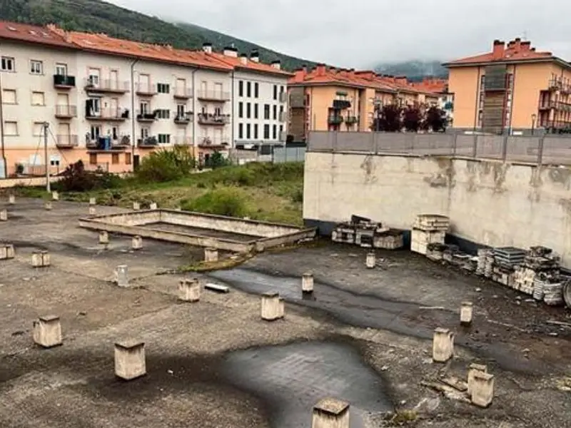 Suelo Residencial en Ezcaray con Obra Parada y Piscina