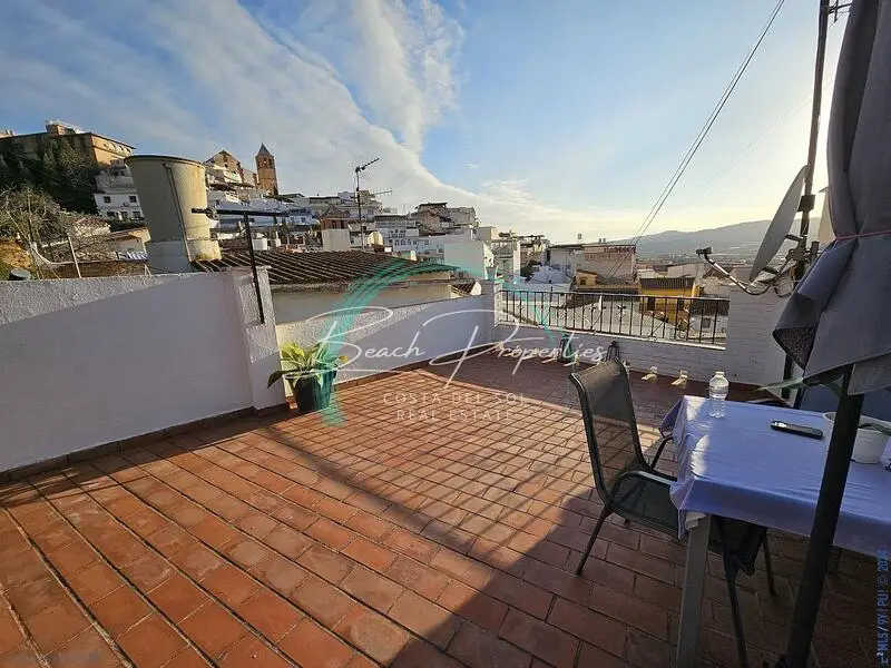 Casa de Pueblo con Cochera y Jardín en Vélez-Málaga