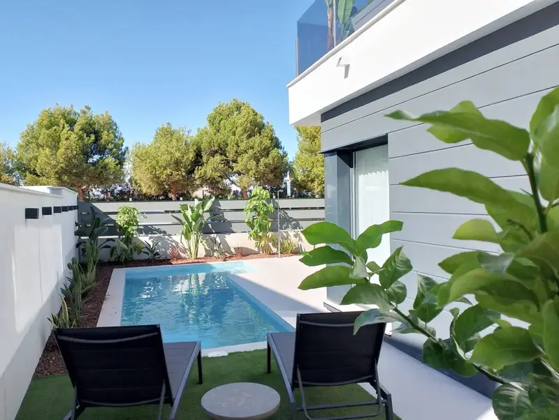 Chalet en Venta Roda Golf Murcia: Villa con Piscina Cerca de la Playa