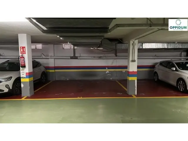Garaje para Coche Grande y 2 Motos cerca de Riazor