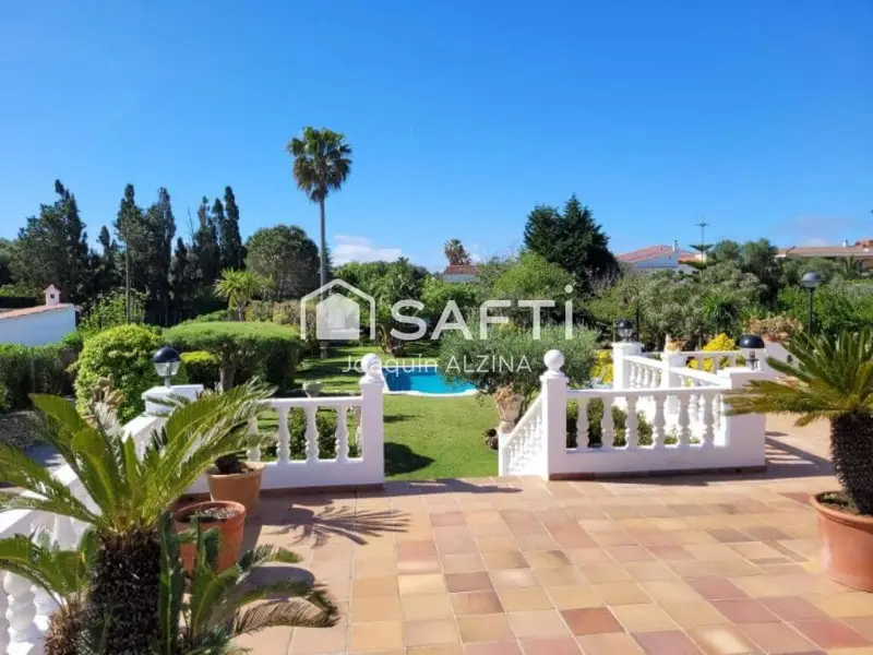 Chalet en venta en Menorca con piscina privada y jardín