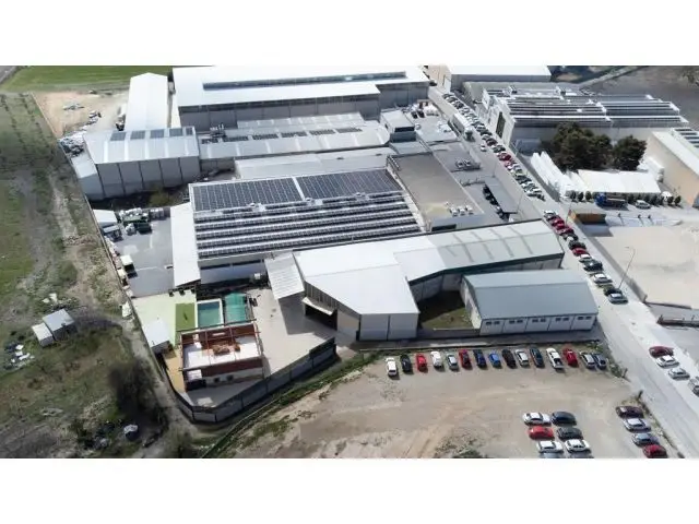 Nave Industrial con Vivienda en Parcela de 2215m2